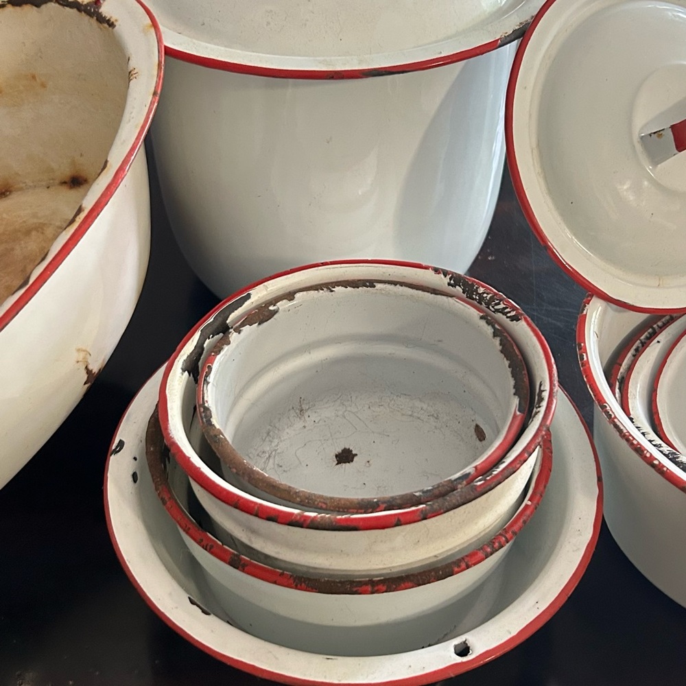 Mid century 1950’s 12 pieces, white enamelware with red rims. Chippy and rusted - Picture 3 of 6